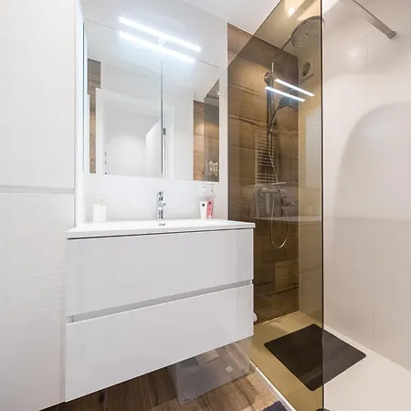 Daire With View, Ostend , Cleaning Included *